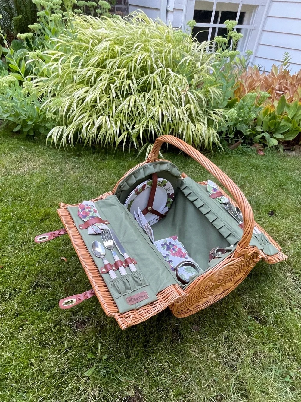 Deluxe Wicker Picnic Basket Romantic picnic set for 2